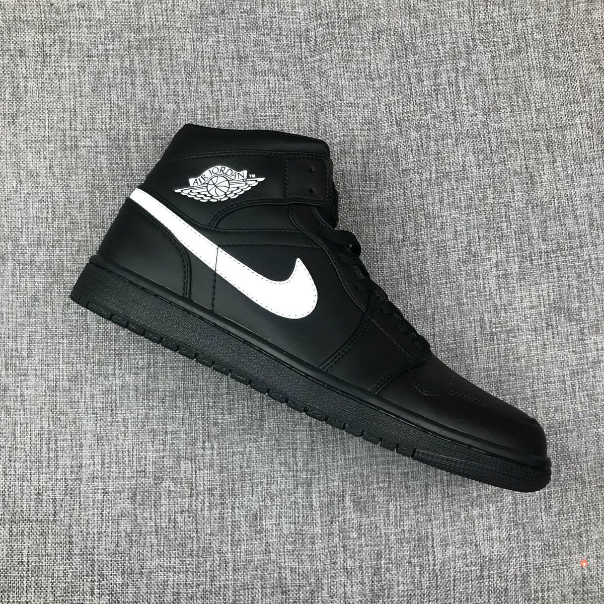 Air Jordan 1 Mid Black White Sneakers 554724-049