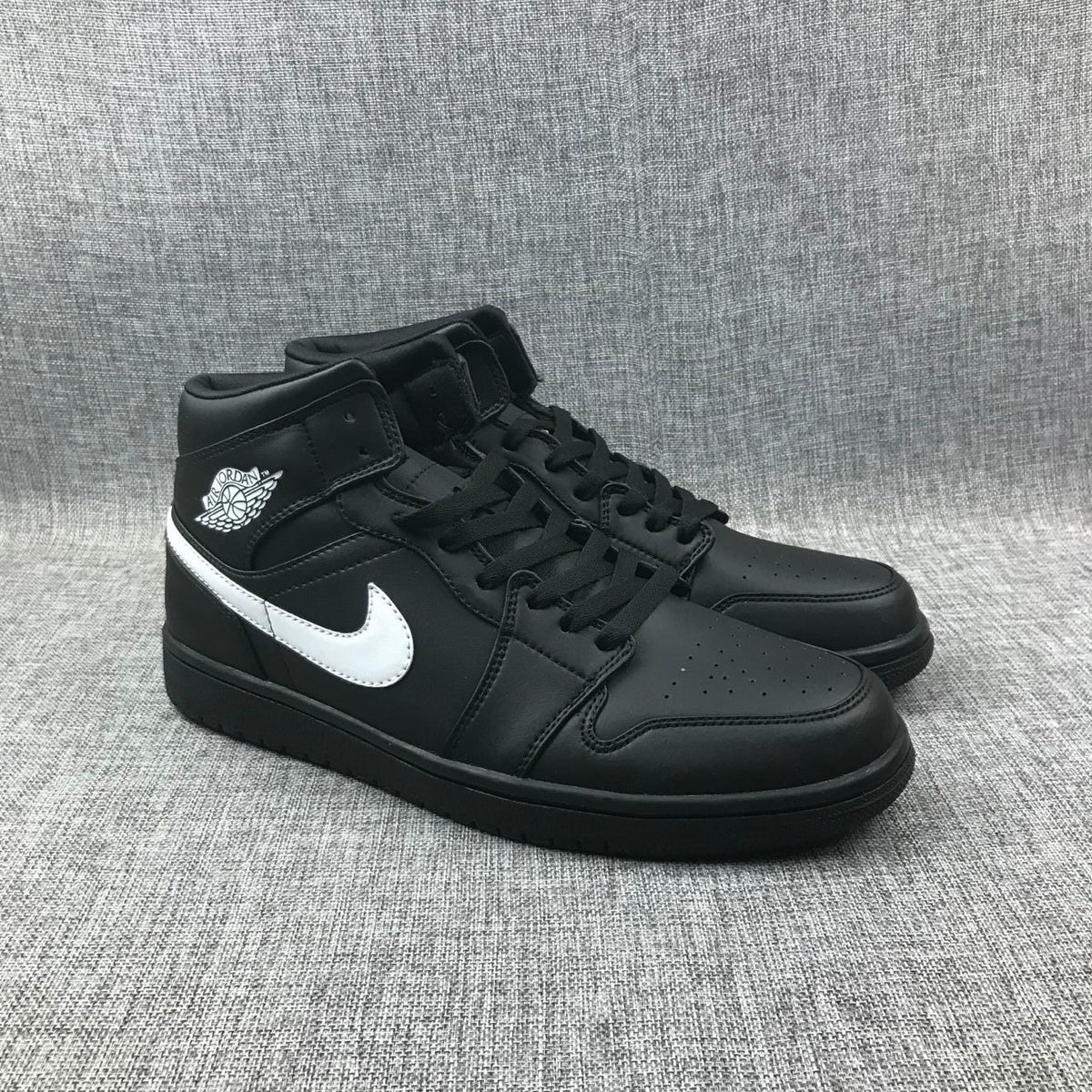 Air Jordan 1 Mid Black White Sneakers 554724-049